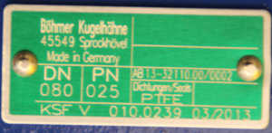 Typenschild der hier gezeigten Armatur mit Isolierdecken ausgestattet Typenschild der hier gezeigten Armatur mit Isolierdecken ausgestattet