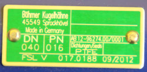 Typenschild vom Kugelhahn,
der hier isoliert ist mit einer Kugelhahnisolierung Typenschild vom Kugelhahn,
der hier isoliert ist